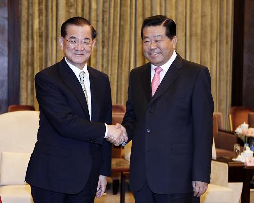 9月9日,中共中央政治局常委、全國政協(xié)主席賈慶林在上海會見中國國民黨榮譽主席連戰(zhàn)和夫人以及出席臺胞社團論壇的部分代表。 新華社記者 劉建生 攝