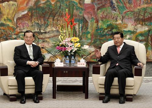 9月9日,中共中央政治局常委、全國政協(xié)主席賈慶林在上海會見中國國民黨榮譽主席連戰(zhàn)和夫人以及出席臺胞社團論壇的部分代表。 新華社記者 劉建生 攝