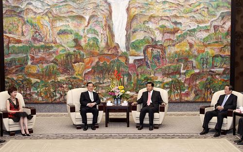 9月9日,中共中央政治局常委、全國政協(xié)主席賈慶林在上海會見中國國民黨榮譽主席連戰(zhàn)和夫人以及出席臺胞社團論壇的部分代表。 新華社記者 劉建生 攝