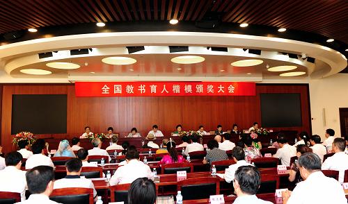 9月10日是第26個(gè)教師節(jié),全國(guó)教書育人楷模頒獎(jiǎng)大會(huì)在北京舉行。中共中央政治局委員、國(guó)務(wù)委員劉延?xùn)|出席為獲獎(jiǎng)?wù)哳C獎(jiǎng),并向全國(guó)教書育人楷模獲獎(jiǎng)教師和青海玉樹、四川汶川教育系統(tǒng)抗震救災(zāi)先進(jìn)集體和先進(jìn)個(gè)人表示熱烈祝賀和崇高敬意,向廣大人民教師和教育工作者致以節(jié)日祝賀和誠(chéng)摯問候。 新華社記者 張鐸 攝