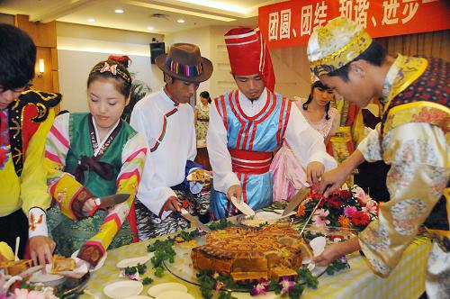 中南民族大學(xué)首次實現(xiàn)56個民族的學(xué)子中秋前夕大團圓9月21日,中南民族大學(xué)56個民族的在校大學(xué)生代表共享團圓月餅。當(dāng)日,中南民族大學(xué)56個民族的在校大學(xué)生共慶中秋,這是自1951年建校以來首次實現(xiàn)56個民族學(xué)生大團圓。在學(xué)校舉行的迎中秋、慶國慶座談會上,56名身著本民族傳統(tǒng)服裝的學(xué)生代表,共同分享了用100多枚蛋黃和35公斤其他原料制作的大月餅。新華社記者 廖君 攝