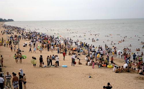 海中戲水過中秋 9月22日,眾多市民和游客在??诩偃蘸┯瓮?。 當(dāng)日是中華民族傳統(tǒng)佳節(jié)——中秋節(jié),很多??谑忻駚淼胶_呌瓮?,以親近大海的方式歡度中秋佳節(jié)。 新華社記者 侯建森 攝