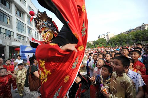 傳統(tǒng)文化活動(dòng)迎中秋 9月21日,演員在合肥市屯溪路小學(xué)為孩子們表演川劇變臉。 當(dāng)日,安徽省合肥市屯溪路小學(xué)舉行聯(lián)歡及民俗展示活動(dòng),迎接中秋節(jié)。孩子們在體驗(yàn)刺繡、猜燈謎等民俗活動(dòng)的同時(shí)感受傳統(tǒng)文化的魅力。 新華社發(fā)