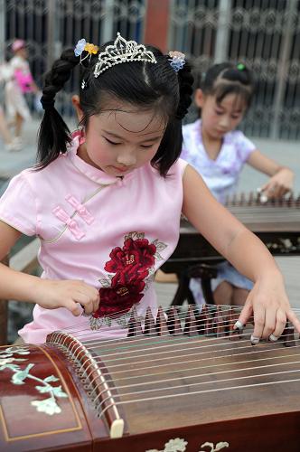 9月21日,合肥市屯溪路小學(xué)學(xué)生在彈奏古箏。 當(dāng)日,安徽省合肥市屯溪路小學(xué)舉行聯(lián)歡及民俗展示活動(dòng),迎接中秋節(jié)。孩子們在體驗(yàn)刺繡、猜燈謎等民俗活動(dòng)的同時(shí)感受傳統(tǒng)文化的魅力。 新華社發(fā)