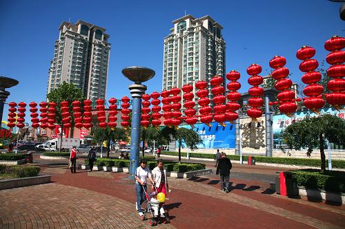9月22日,一排排大紅燈籠掛在北京市通州區(qū)街頭,為中秋節(jié)、國(guó)慶節(jié)“雙節(jié)”到來(lái)增添了紅火的節(jié)日氣氛。新華社發(fā)(卜向東 攝)