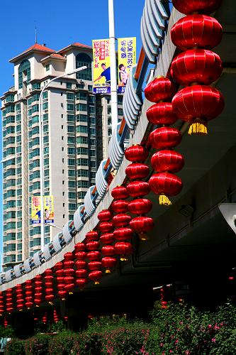 9月22日,一排排大紅燈籠掛在北京市通州區(qū)街頭,為中秋節(jié)、國(guó)慶節(jié)“雙節(jié)”到來(lái)增添了紅火的節(jié)日氣氛。新華社發(fā)(卜向東 攝)