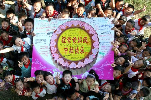感恩中秋話相思 9月21日,在安徽含山縣關(guān)鎮(zhèn)小學(xué),留守兒童展示他們共同制作的“愛(ài)心大月餅”。 當(dāng)日,安徽含山縣關(guān)鎮(zhèn)小學(xué)開(kāi)展中秋節(jié)感恩教育活動(dòng),留守兒童們親手制作中秋節(jié)賀卡,并用賀卡拼出“愛(ài)心大月餅”,表達(dá)對(duì)在外打工父母的思念和感恩之情。 新華社發(fā)(程千俊 攝)