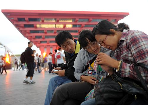 9月22日,幾名游客在欣賞在世博園的留影。當日,是中秋小長假第一天,加上天氣轉(zhuǎn)涼等原因,上海世博園參觀游客人數(shù)迅速攀升。據(jù)上海世博會官網(wǎng)統(tǒng)計,截至22日19時,當日入園參觀的游客人數(shù)達到48.07萬人次。 新華社記者 周科 攝