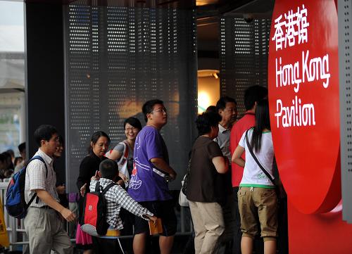 9月22日,游客走進香港館參觀。當日,是中秋小長假第一天,加上天氣轉(zhuǎn)涼等原因,上海世博園參觀游客人數(shù)迅速攀升。據(jù)上海世博會官網(wǎng)統(tǒng)計,截至22日19時,當日入園參觀的游客人數(shù)達到48.07萬人次。新華社記者 周科 攝