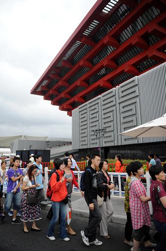 9月22日,游客在中國館前排隊準備參觀。 新華社記者 周科 攝