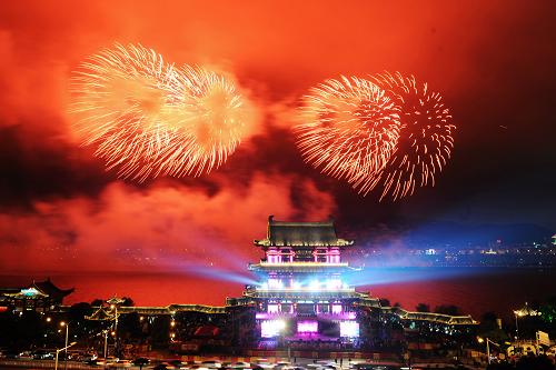 長(zhǎng)沙湘江上空煙花綻放(9月22日攝)。9月22日是中國(guó)傳統(tǒng)的中秋佳節(jié),長(zhǎng)沙橘子洲舉行盛大音樂(lè)焰火晚會(huì),為廣大市民獻(xiàn)上豐盛的視覺(jué)盛宴。此次焰火晚會(huì)主題為“中秋夜·月兒情”,整場(chǎng)音樂(lè)焰火晚會(huì)燃放高空禮花達(dá)47000多發(fā),古典詩(shī)詞畫(huà)外音貫穿燃放全過(guò)程,并配以國(guó)粹京劇等具有強(qiáng)烈中國(guó)風(fēng)的音樂(lè),讓觀賞者思親、思故、思鄉(xiāng)的情感產(chǎn)生強(qiáng)烈共鳴。新華社記者 龍弘濤 攝
