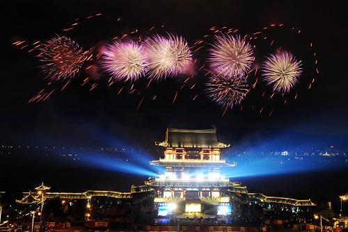 長(zhǎng)沙湘江上空煙花綻放(9月22日攝)。 新華社記者 龍弘濤 攝