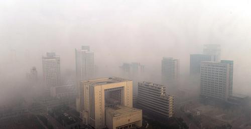 10月9日早晨,大霧籠罩下的合肥政務(wù)新區(qū),建筑物在霧中若隱若現(xiàn)。中央氣象臺(tái)9日清晨發(fā)布大霧藍(lán)色預(yù)警,9日上午,我國(guó)大霧范圍明顯擴(kuò)大,華北、江漢等地大霧加強(qiáng),部分地區(qū)能見度不足500米,給各地航運(yùn)、公路、鐵路交通造成一定影響。新華社發(fā)