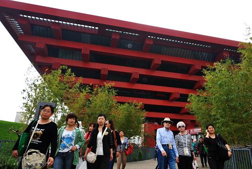10月9日,游客在中國國家館參觀。新華社記者 張國俊 攝