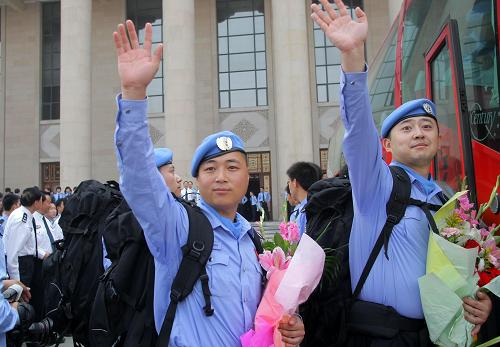 10月9日,天津赴蘇丹參加聯(lián)合國維和任務(wù)的警隊(duì)啟程。新華社發(fā)