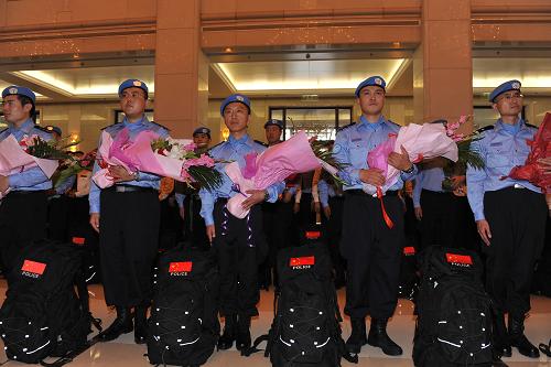 10月9日,天津赴蘇丹參加聯(lián)合國維和任務(wù)的警隊(duì)啟程。新華社發(fā)(蘇振強(qiáng) 攝)