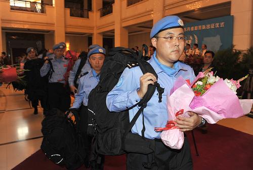 10月9日,天津赴蘇丹參加聯(lián)合國維和任務(wù)的警隊(duì)啟程。新華社發(fā)(蘇振強(qiáng) 攝)
