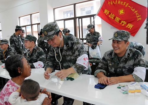10月9日,部隊(duì)醫(yī)務(wù)人員在文昌市育才小學(xué)的安置點(diǎn)為受災(zāi)群眾看病。新華社記者 傅勇濤攝