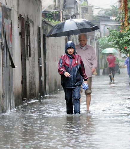 10月16日,??邶埲A路的小巷積水嚴(yán)重,造成市民出行不便。 當(dāng)日10時44分,海南省氣象臺繼續(xù)發(fā)布文昌、瓊海、??凇⒍ò?個市縣暴雨紅色預(yù)警信號和澄邁、萬寧、陵水、三亞、瓊中、保亭、五指山、屯昌8個市縣暴雨橙色預(yù)警信號,新增儋州、臨高2個市縣暴雨橙色預(yù)警信號,請有關(guān)單位和人員做好防范工作。 新華社記者 傅勇濤 攝