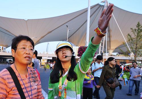 10月16日,志愿者在世博園為游客提供咨詢服務。 當日,上海世博會單日入園人數(shù)超過100萬,世博園區(qū)啟動大客流應急預案,總體運行平穩(wěn)有序,公共交通基本順暢,場館秩序良好,餐飲、商品供應較為充足。 根據(jù)往屆世博會經(jīng)驗,最后一個月容易出現(xiàn)大客流。為此,上海世博會組織者制訂了《世博園區(qū)應對大客流服務管理方案》,在園區(qū)交通組織、出入口管理、設施保障、參觀者服務、餐飲商品供應保障等方面均做了相應預案。 新華社記者 張國俊 攝