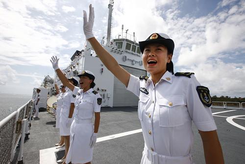 月18日,“和平方舟”醫(yī)院船上的女兵向岸上的歡送人群揮手道別。 新華社記者 查春明 攝