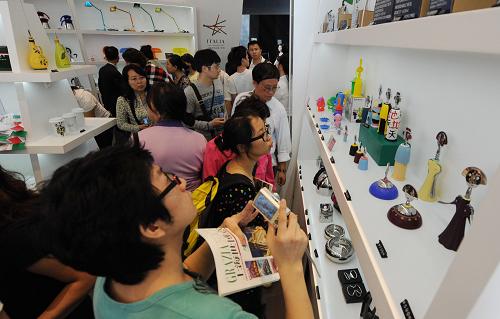 10月18日,許多游客在上海世博園意大利館選購(gòu)特色商品。上海世博會(huì)接近尾聲,世博園區(qū)內(nèi)世博紀(jì)念品和特色商品再迎銷(xiāo)售高峰,一些商品打出誘人折扣,許多游客抓住機(jī)會(huì)加緊“淘寶”。 新華社記者 李健 攝