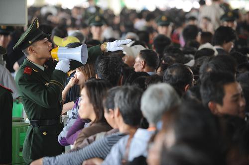 10月18日,一名武警戰(zhàn)士在上海世博園沙特館外維持游客秩序。 截至當(dāng)日21時(shí),上海世博會(huì)當(dāng)日參觀人數(shù)達(dá)62.27萬(wàn),累計(jì)參觀人數(shù)已達(dá)6598.88萬(wàn)。 新華社記者李健攝