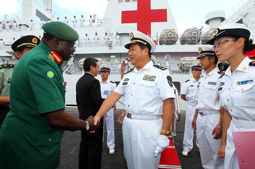 10月19日,坦桑尼亞國防軍總醫(yī)院院長薩利姆少將(左)在坦桑尼亞首都達累斯薩拉姆碼頭迎接中國海軍“和平方舟”號醫(yī)院船。 新華社記者 查春明 攝