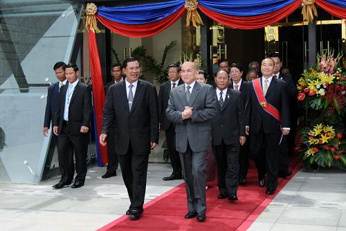 10月19日,柬埔寨國(guó)王西哈莫尼(前右)在首相洪森(前左)等陪同下在柬埔寨首都金邊參觀中國(guó)援柬政府大樓。新華社記者 雷柏松 攝