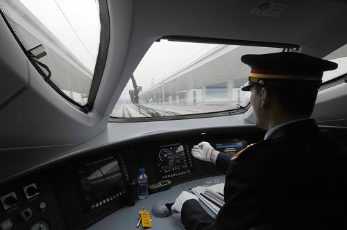 10月20日,列車駕駛員正在對“和諧號”CRH380A新一代高速動車組進行最后的調(diào)試。 新華社記者 鞠煥宗 攝