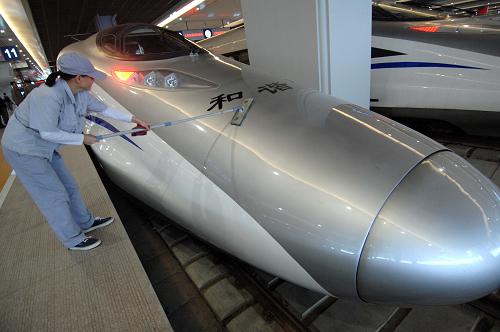 10月20日,一位列車服務人員正在上海虹橋站清洗國產(chǎn)“和諧號”CRH380A型新一代高速動車組。 滬杭高鐵開通在即,國產(chǎn)“和諧號”CRH380A新一代高速動車組進入正式運營前的最后調(diào)試階段。據(jù)了解,CRH380A型動車組是我國最新研制的、具有自主知識產(chǎn)權、目前世界上運營速度最快、科技含量最高的高速列車,在多個方面進行了系統(tǒng)創(chuàng)新,達到世界領先水平。 新華社記者 鞠煥宗 攝