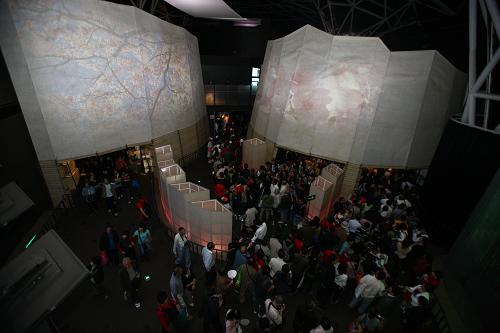 10月21日,游客在日本館內(nèi)參觀。截至當(dāng)日20時,上海世博會累計參觀人數(shù)已達(dá)6800.43萬人次。其中,熱門場館日本館已累計接待游客510多萬人次。新華社記者 侯俊 攝