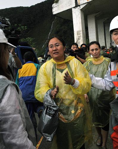 臺灣有關方面力爭入夜前將受困大陸游客撤至安全地點 這是10月22日拍攝的被救大陸游客。 臺灣災害應變中心當日傍晚表示,經最新統(tǒng)計,因蘇花公路塌方受困的大陸游客人數(shù)共計400人,經直升機救出70人后,目前330人已集中在蘇花公路114公里處,希望入夜前能將他們撤至安全地點。 新華社記者 何俊昌 攝
