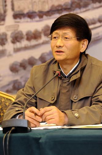 11月16日凌晨,國務委員、公安部部長孟建柱宣布成立國務院上海“11·15”特別重大火災事故調(diào)查組。 新華社記者 金良快 攝