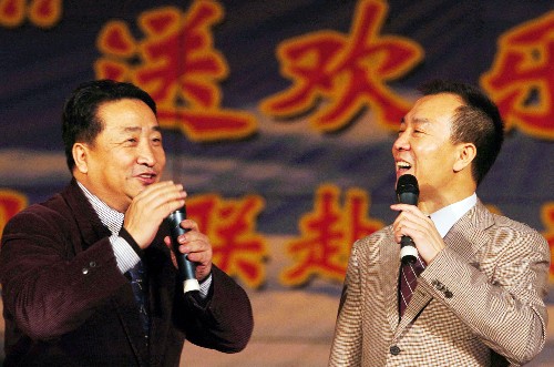 1月1日,姜昆和戴志誠(chéng)在表演相聲《合家歡》。 當(dāng)日晚,在廣西欽州市欽州港中山廣場(chǎng),由中國(guó)文聯(lián)組織的“送歡樂、下基層”活動(dòng)舉行,宋祖英、姜昆、韋唯等近百名藝術(shù)家為廣西人民奉獻(xiàn)上一臺(tái)精彩演出。