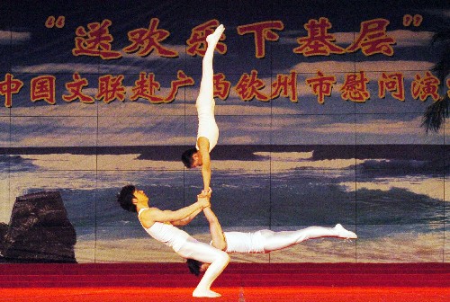 1月1日,演員在表演雜技《奧運(yùn)遐想》。