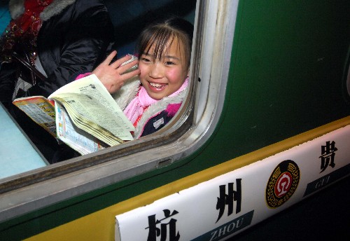 1月2日,11歲的小女孩楊麗慧乘上返回湖南老家的列車。 當(dāng)日,浙江省新年首趟“民工返鄉(xiāng)專列”發(fā)車,這次列車由杭州開往貴陽,始發(fā)站上車乘客近2000人,大部分為提早返鄉(xiāng)過年的外來務(wù)工人員,這也拉開了08年浙江外來務(wù)工人員返鄉(xiāng)專列開行的序幕。