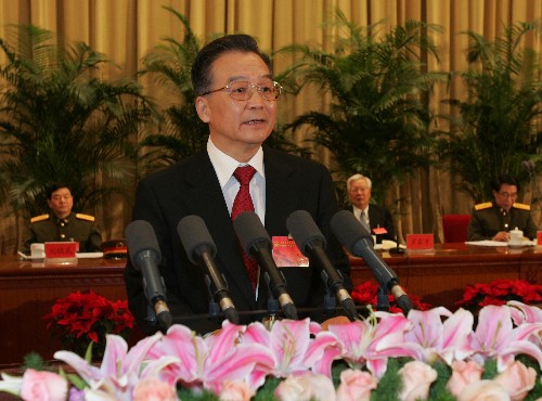 1月4日,全國(guó)雙擁工作領(lǐng)導(dǎo)小組、民政部、解放軍總政治部在北京人民大會(huì)堂舉行全國(guó)雙擁模范城(縣)命名暨雙擁模范單位和個(gè)人表彰大會(huì)。中共中央政治局常委、國(guó)務(wù)院總理溫家寶出席大會(huì)并作重要講話。