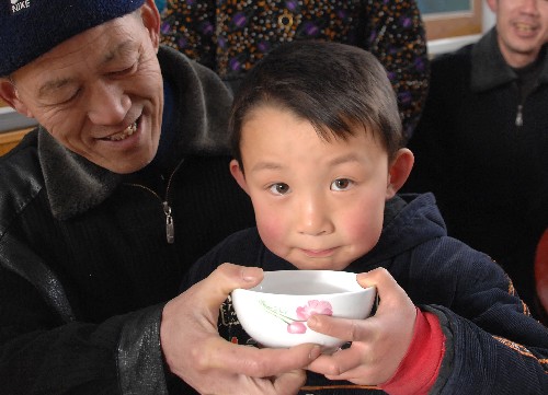 1月13日,高密市闞家鎮(zhèn)的王嘉嘉和爺爺王洪順在品嘗符合國家標準的飲用水。 當日,山東省高密市闞家水廠正式投入使用,這意味著又有34萬農(nóng)村居民喝上了符合國家衛(wèi)生標準的安全水。高密市是全國氟中毒較為嚴重的地區(qū)之一。為徹底解決當?shù)馗叻嬎绊懭罕娊】档膯栴},高密市于2006年6月開始啟動農(nóng)村飲用安全水工程。目前,北部、西部和南部大部分地區(qū)的飲用水工程已完工,54萬農(nóng)村居民喝上了安全的自來水。