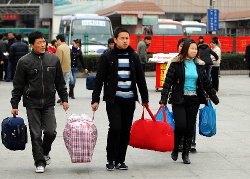 1月21日,3位外來(lái)務(wù)工人員前往火車(chē)站準(zhǔn)備返鄉(xiāng)。春節(jié)臨近,溫州大批外來(lái)務(wù)工人員開(kāi)始踏上返鄉(xiāng)之路,每天客流量約2萬(wàn)人左右。