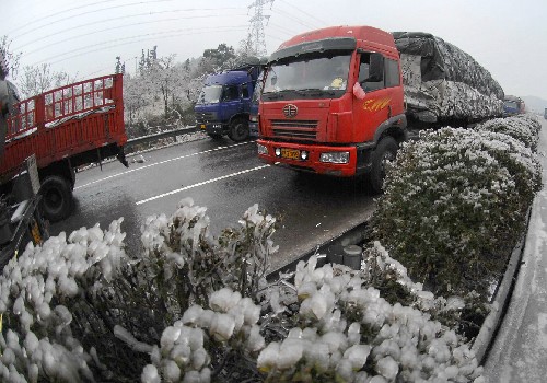 這是京珠高速公路湖南湘潭馬家河收費(fèi)站滯留的車輛(1月27日攝)。京珠高速公路是我國(guó)重要的南北大動(dòng)脈。由于連日罕見(jiàn)冰凍天氣影響,昔日的大通道變成了巨型的“腸梗阻”。1月27日,記者在京珠高速公路湖南段目睹了車輛大滯留的情景。截至26日,京珠高速公路湖南段滯留車輛超過(guò)2萬(wàn)臺(tái),滯留司乘人員超過(guò)6萬(wàn)人。