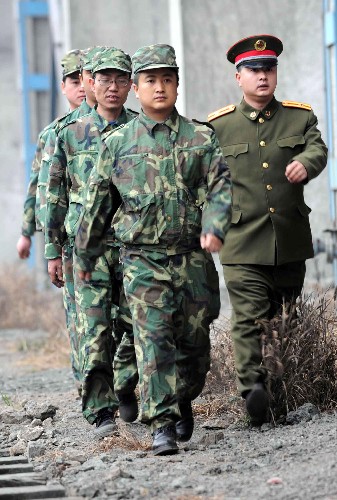 3月3日,在貴州省水城鋼鐵集團公司,公司武裝部的民兵正在鐵路沿線巡邏。新華社記者楊楹攝
