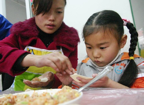 3月6日,一名小朋友在媽媽指導下學習包餃子。“三八”婦女節(jié)即將到來,安徽省巢湖市金碼頭雙語藝術幼兒園3月6日開展“我給媽媽包餃子”、“我喂媽媽吃餃子”等親子活動,讓孩子們在勞動中體驗媽媽的辛苦,向媽媽表達感恩之情。