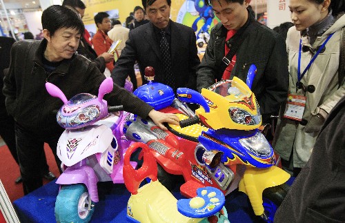 3月6日,一位工作人員(左一)在向觀眾介紹電動(dòng)玩具摩托車。 當(dāng)日,第13屆中國(guó)(上海)國(guó)際玩具展在上海國(guó)際展覽中心開幕,近300家中外參展商集中展示了童車、毛絨玩具、電動(dòng)玩具、益智玩具等6大類上萬種玩具產(chǎn)品。
