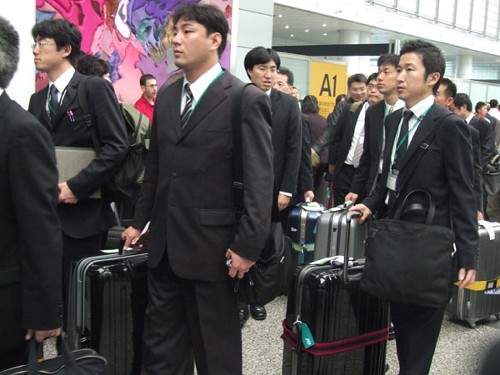 3月10日,日本青少年友好使者代表團成員抵達廣州白云機場。當日,應中國政府邀請,日本青少年友好使者代表團一行1000人陸續(xù)抵達中國,分別對上海、重慶、廣州、成都、杭州、大連等地進行訪問,并出席中日雙方于15日在北京共同舉辦的“中日青少年友好交流年”開幕式活動。