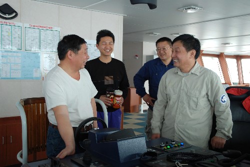 3月17日,我國第24次南極科學(xué)考察隊領(lǐng)隊魏文良(右一)、副領(lǐng)隊秦為稼(右二)、“雪龍”號船長沈權(quán)(左二)和“雪龍”號值班水手唐飛翔(左一)在駕駛臺前交談。 當(dāng)日,圓滿完成我國第24次南極科學(xué)考察任務(wù)、正在回國途中的“雪龍”號極地科學(xué)考察船駛進(jìn)了南緯40度以北的印度洋,安全穿越西風(fēng)帶。雪龍?zhí)栍媱?月21日抵達(dá)澳大利亞弗里曼特爾港補(bǔ)給并短暫休整,4月15日回到上海。