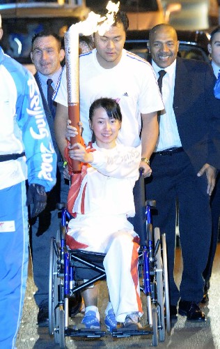 4月7日,奧運(yùn)火炬手金晶手持火炬?zhèn)鬟f。新華社記者 戚恒 攝