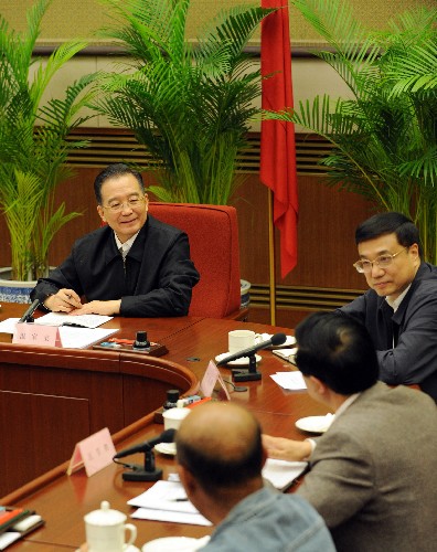 4月15日,溫家寶在聽取與會的基層群眾代表發(fā)言。中共中央政治局常委、國務院總理溫家寶4月11日、15日在北京分別主持召開深化醫(yī)藥衛(wèi)生體制改革工作座談會并講話。中共中央政治局常委、國務院副總理李克強出席會議。