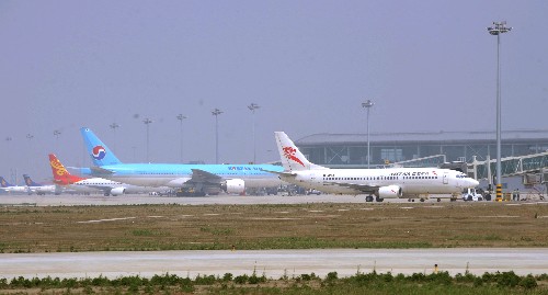 4月28日,多架飛機(jī)在停機(jī)坪上。