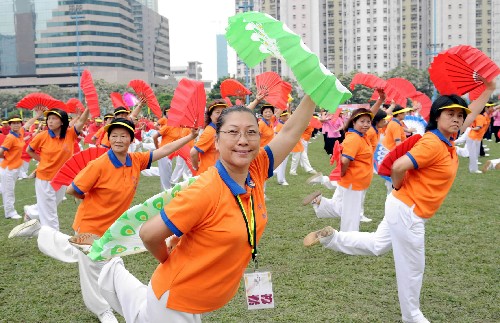 5月1日,香港武術(shù)團(tuán)體進(jìn)行表演。當(dāng)日,中國香港深水埗運(yùn)動(dòng)場舉行“百花齊放迎奧運(yùn)”武術(shù)匯演活動(dòng),2008名武術(shù)愛好者以運(yùn)動(dòng)形式推廣“人文奧運(yùn)”精神,慶祝北京奧運(yùn)會(huì)倒計(jì)時(shí)100天。